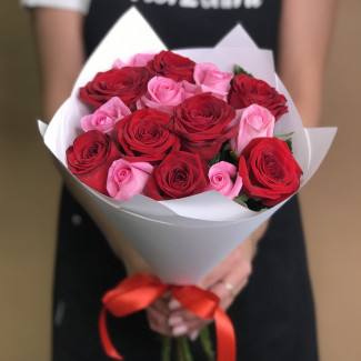 Букет из красных и розовых роз 15 шт. (50 см)