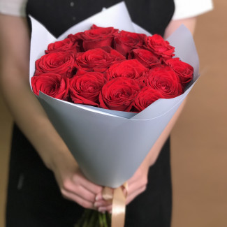 Букет из 17 красных роз (60 см)