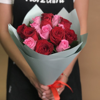 Букет из 15 красных и розовых роз (60 см)